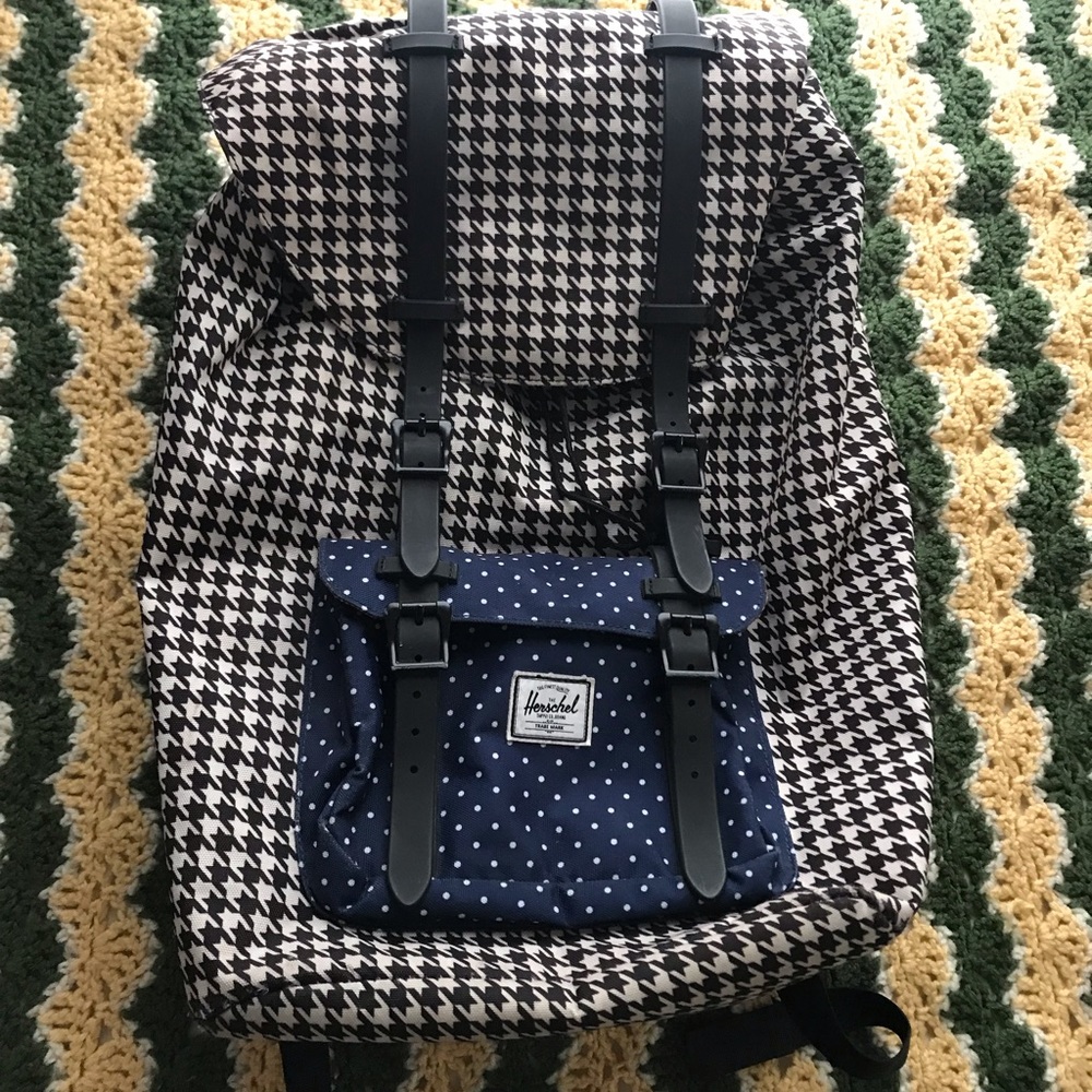 Herschel houndstooth little America pack